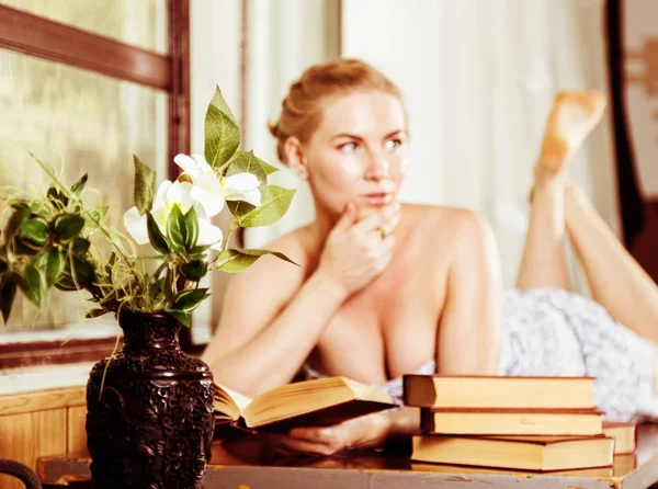Mladá žena čte knihu ležící na stole před okno. starý styl, lolita koncepce — Stock fotografie