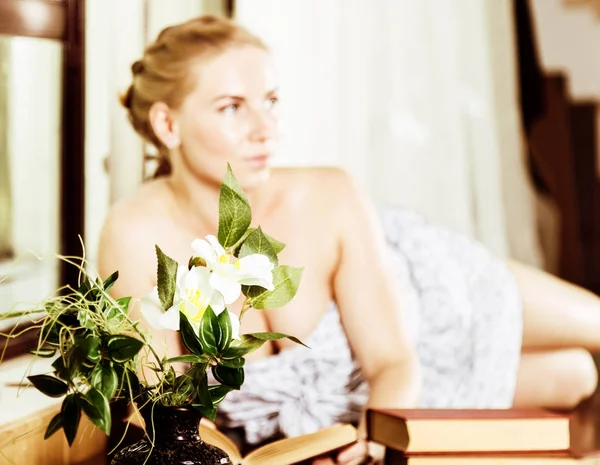 Jeune femme lit un livre allongé sur un bureau devant une fenêtre. ancien style, concept lolita — Photo