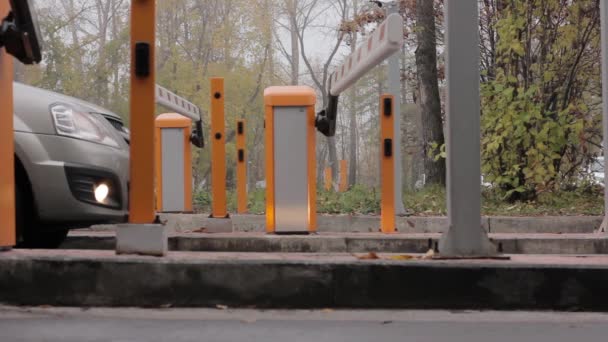 Automatische weg barrière gate gate opheffing wordt geopend en loopt van de auto — Stockvideo
