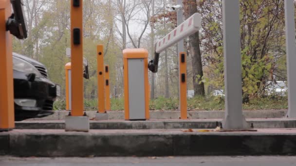 Автоматические ворота барьера открывают и пропускают автомобиль — стоковое видео