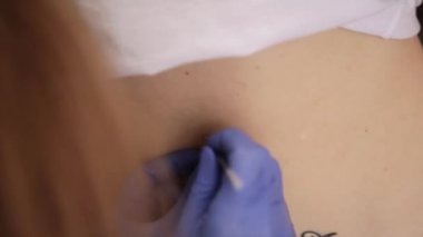 Göbek piercing yüklemek için işlem. güzellik uzmanı işaretleri delik Makinası