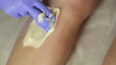 İş yerinde shugaring efendisi. Bacaklar Epilasyonun