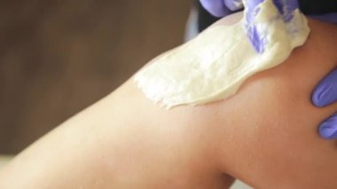 bacak saç shugaring ile istenmeyen bir mavi kauçuk eldiven yüklemeyi Şevval Özçelik Güzellik eller.