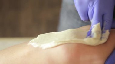 bacak saç shugaring ile istenmeyen bir mavi kauçuk eldiven yüklemeyi Şevval Özçelik Güzellik eller.