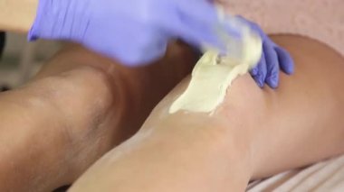 bacak saç shugaring ile istenmeyen bir mavi kauçuk eldiven yüklemeyi Şevval Özçelik Güzellik eller.