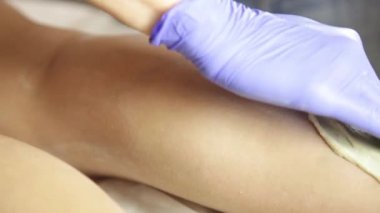 Bacaklar Epilasyonun şeker ile kitle. İş yerinde shugaring ustası