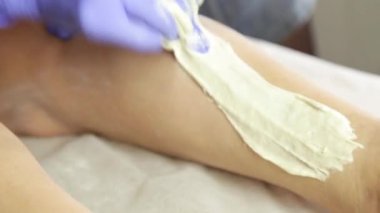 Bacaklar Epilasyonun şeker ile kitle. İş yerinde shugaring ustası