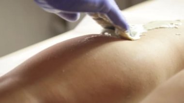Bacaklar Epilasyonun şeker ile kitle. İş yerinde shugaring ustası