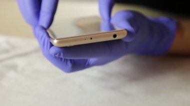 yeni cep telefonu üzerinde koruyucu bir perde montajı