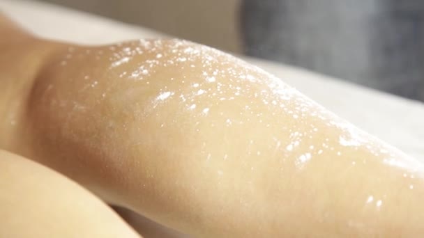 Processo de depilação de pernas com massa de açúcar. Mestre de shugaring no trabalho — Vídeo de Stock