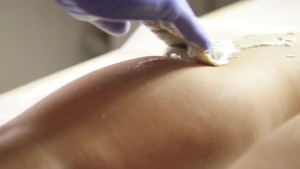 Processus d'épilation des jambes avec masse de sucre. Maître du shugaring au travail — Video