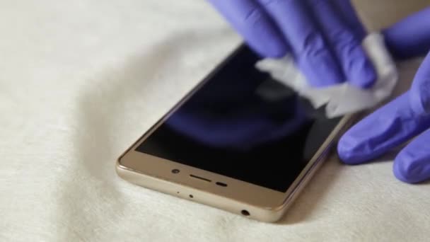 Pulizia di un touch screen su un nuovo telefono cellulare con un panno in microfibra — Video Stock