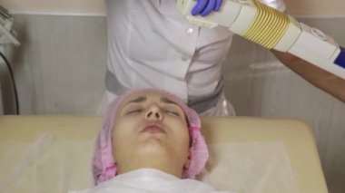 Şevval Özçelik Güzellik istemci yordam yüz Temizleme Buhar sahip. Spa, profesyonel kozmetik