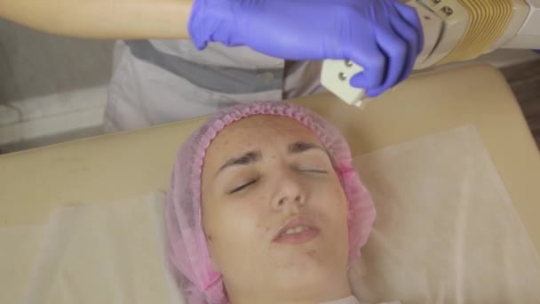 Cliente esteticista tendo o procedimento de limpeza a vapor do rosto. spa, cosmetologia profissional — Vídeo de Stock