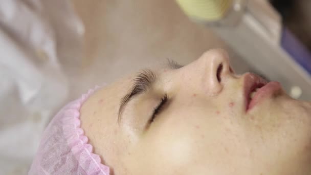 Şevval Özçelik Güzellik istemci yordam yüz Temizleme Buhar sahip. Spa, profesyonel kozmetik — Stok video