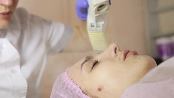 Esteticista haciendo procedimiento de limpieza de vapor de la cara. spa, cosmetología profesional — Vídeo de stock