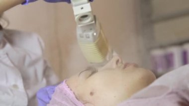 Şevval Özçelik Güzellik yordamı yüz Temizleme buhar yapıyor. Spa, profesyonel kozmetik