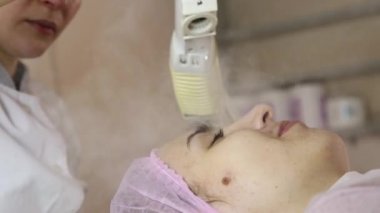 Şevval Özçelik Güzellik yordamı yüz Temizleme buhar yapıyor. Spa, profesyonel kozmetik
