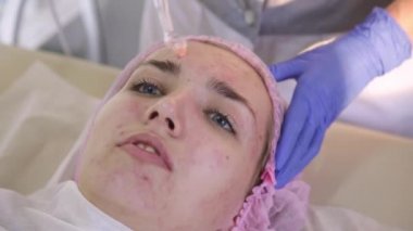 Şevval Özçelik Güzellik yüz cilt bakımı ile elektrik darsonval yapıyor. Kozmetik prosedür