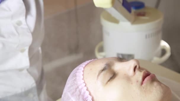 Hermosa cara de las mujeres con los ojos cerrados que se limpian con terapia de vapor en spa de belleza — Vídeo de stock