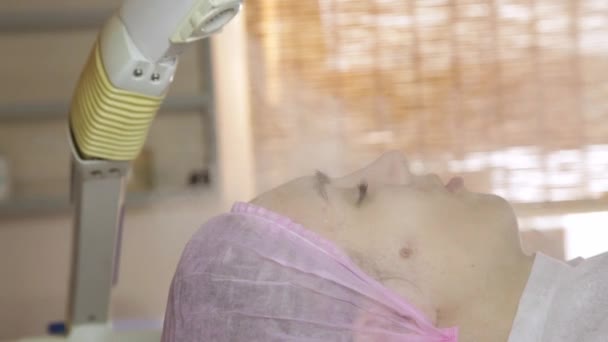 Esteticista fazendo procedimento de limpeza a vapor do rosto. spa, cosmetologia profissional — Vídeo de Stock