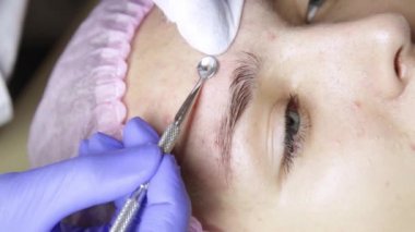 burun sivilce popper aracıyla sivilce siyah nokta sıkma güzellik uzmanı