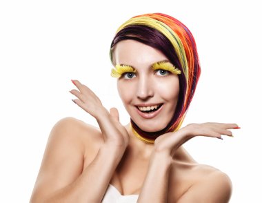 Renkli makyaj ile güzellik kız. Gökkuşağı renkleri ve büyük sarı kirpik ile komik kadın