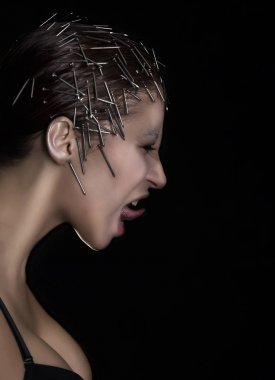 Güzel kızın kafasına çivi ile olağandışı makyaj