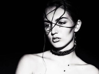 Yaratıcı sıradışı moda saç modeli, siyah bir arka plan üzerinde üzgün kız