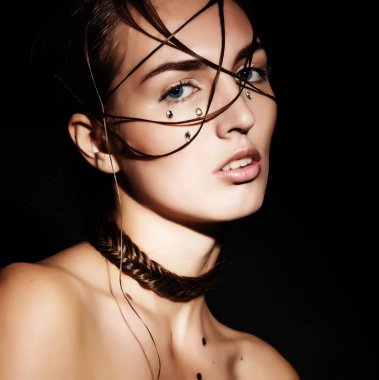 Yaratıcı sıradışı moda saç modeli, siyah bir arka plan üzerinde üzgün kız