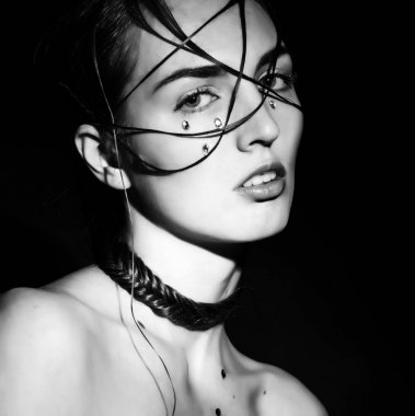 Yaratıcı sıradışı moda saç modeli, siyah bir arka plan üzerinde üzgün kız