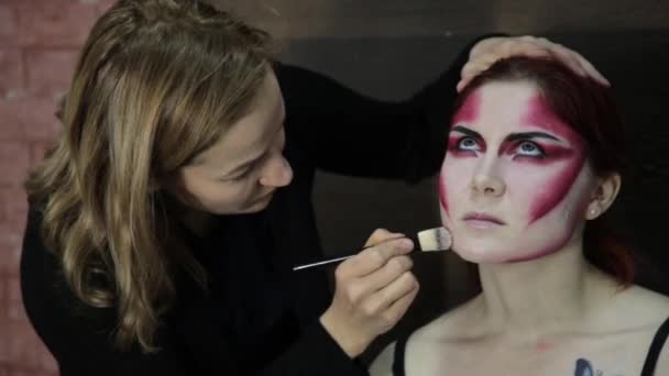 Make-up artist makeup till modell. Attraktiv modell flicka med Halloween make-up — Stockvideo