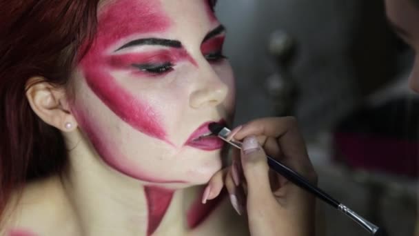 Maquillaje artista aplicar maquillaje a la modelo. Muchacha atractiva modelo con maquillaje de Halloween — Vídeo de stock