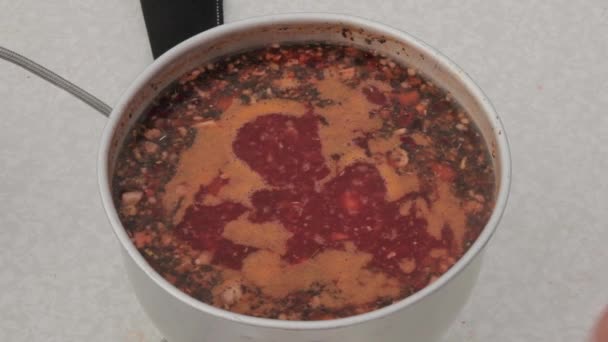 Zuppa di cottura con agnello in un calderone all'aperto — Video Stock