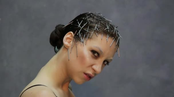 Fiatal gyönyörű modell szokatlan frizura pózol egy fotó stúdió — Stock videók