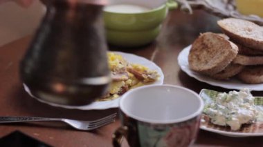 kahve bir fincan kahve demliği üzerinden içine dökün, bir bardaktan Buhar