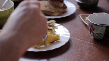 kırsal Kahvaltı, pate ekmek parçası üzerinde bir çocuk smear