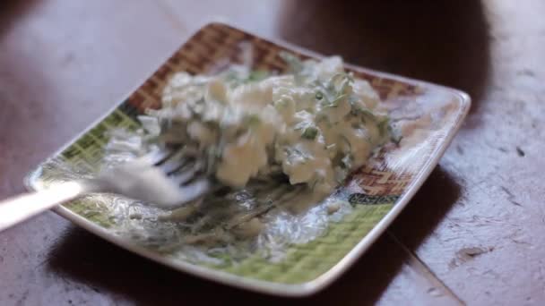 Desayuno rural, niño unta un paté en un pedazo de pan — Vídeos de Stock