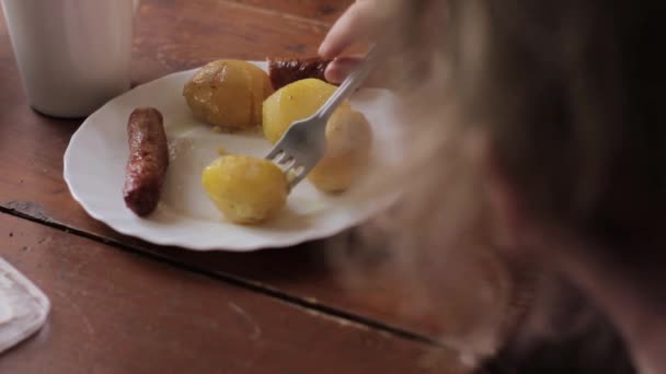 Café da manhã rural, a criança mancha um patê em um pedaço de pão — Vídeo de Stock