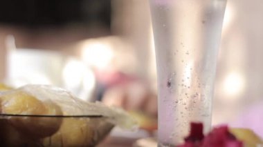 bir tablo, fırında patates ve sosis kırsal kahvaltı maden suyu ile cam