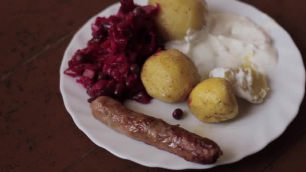 Сельский завтрак из печеного картофеля и сосисок — стоковое видео