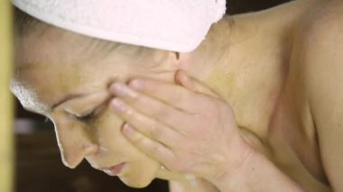 havlu yüzünü sıçramasına güzel kadın. Kız maske yüz yıkama. Cilt Bakımı ve ev Spa.