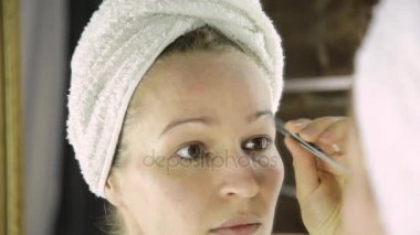 kaşlarını koparma havlu güzel kadın. Cilt Bakımı ve ev Spa