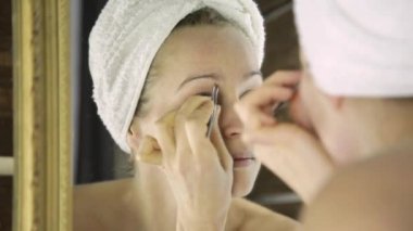 kaşlarını koparma havlu güzel kadın. Cilt Bakımı ve ev Spa