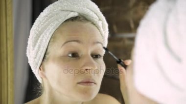 havlu güzel kadın kirpik ayna önünde boyalar