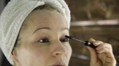 havlu güzel kadın kirpik ayna önünde boyalar