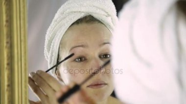 havlu güzel kadın kirpik ayna önünde boyalar