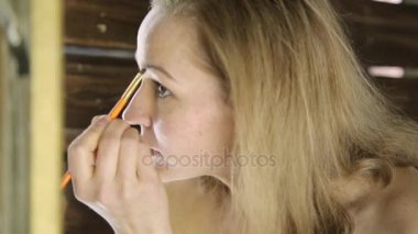 Havlu, güzel kadın aynanın önünde kaşlarını boyalar