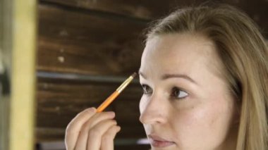 Havlu, güzel kadın aynanın önünde kaşlarını boyalar