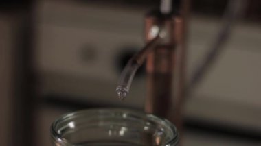 Alkol damıtma donanımları, cam kavanoza hooch sıvı akış